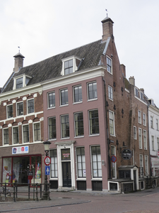 908764 Gezicht op het winkelhoekpand Oudegracht 279 te Utrecht, met rechts de Lange Smeestraat.N.B. bouwjaar: ...